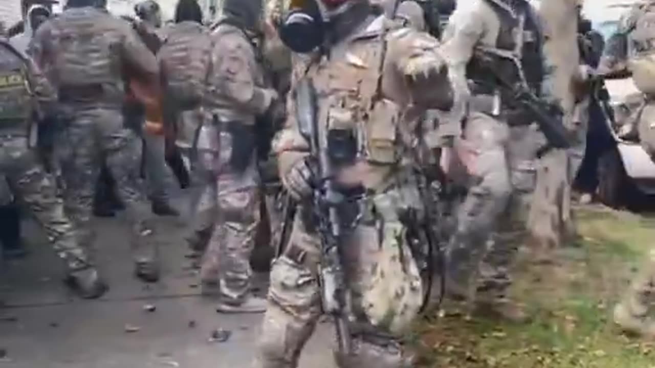 ICE arrest a public safety threat in Chicago and a crowd gathers