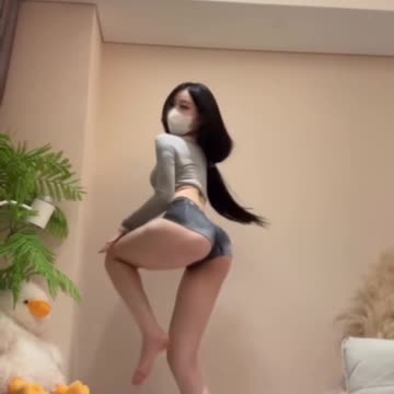 TOO CUTE to handle! | Petite Charcoal Hotpants Vivacious Blackpink Dance - Daily Beauty EP 543