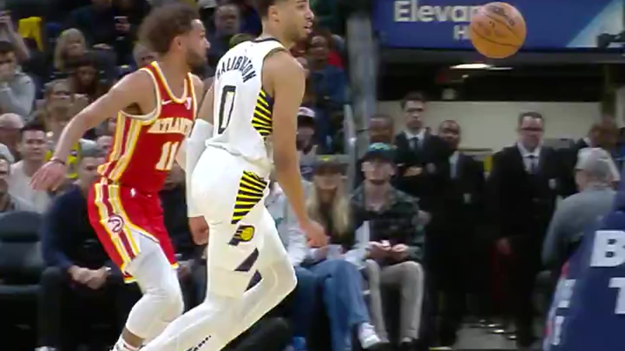 NBA - This angle of Haliburton's no-look dime 👀