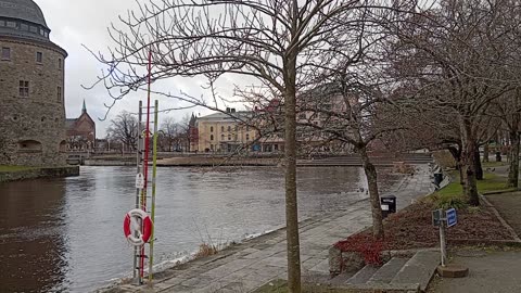 Bakom molnen finns ljuset och mörkret råder inte över ljuset.