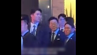 El presidente surcoreano queda atrapado por la comitiva de Trump