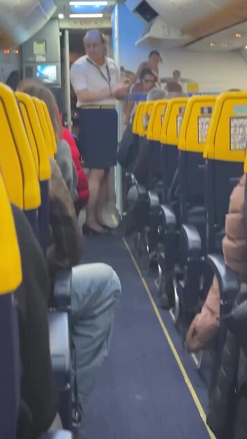 Ryanair Male Flight Attendant Rocks Skirt & Heels on Duty – Gender-Neutral Uniform Policy in Action