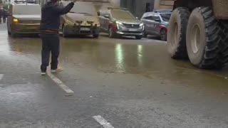 Manure also on French police cars. French farmers protest herd massacres and Mercosur