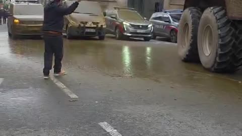 Manure also on French police cars. French farmers protest herd massacres and Mercosur
