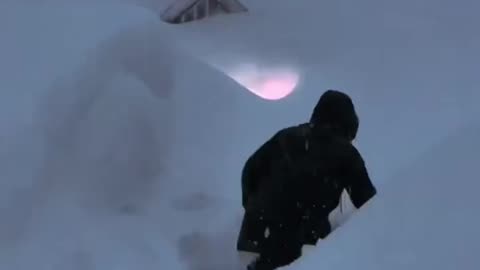 Tiene que desenterrar de nieve un punto de recogida para acceder a su pedido