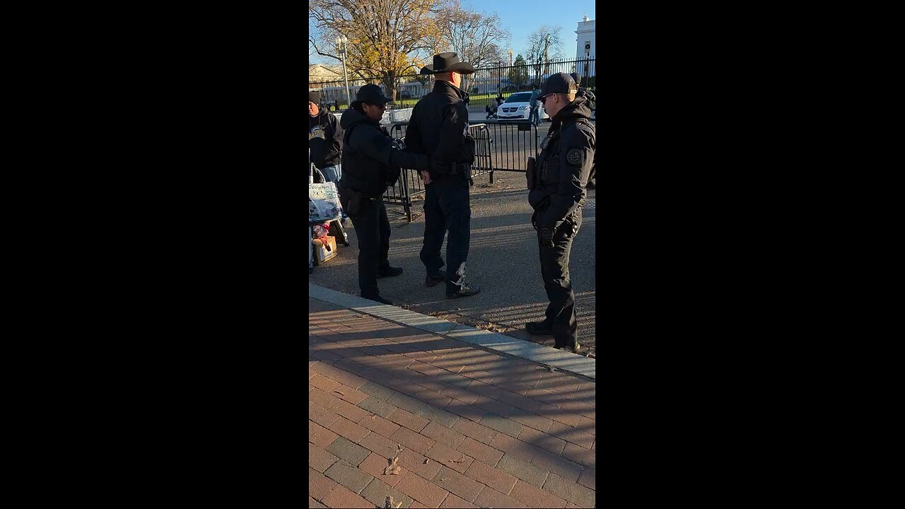 Secret Service in front of the White House checking out a suspicious character a.k.a MustangMedic.
