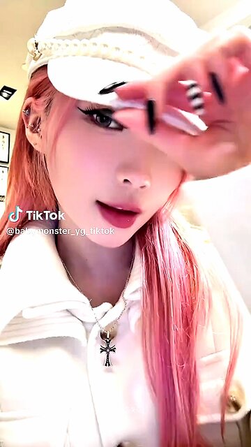 kpop idols who did "meow meow" trend