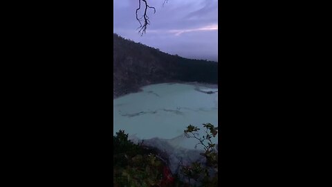 Indahnya suasan pemandangan kawah putih