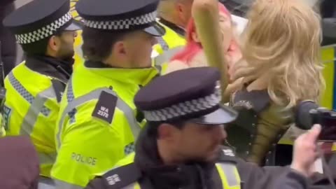 Over 10 British police officers to arrest a mannequin.