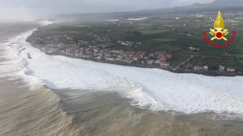 Mareggiata a Catania da elicottero VVFF