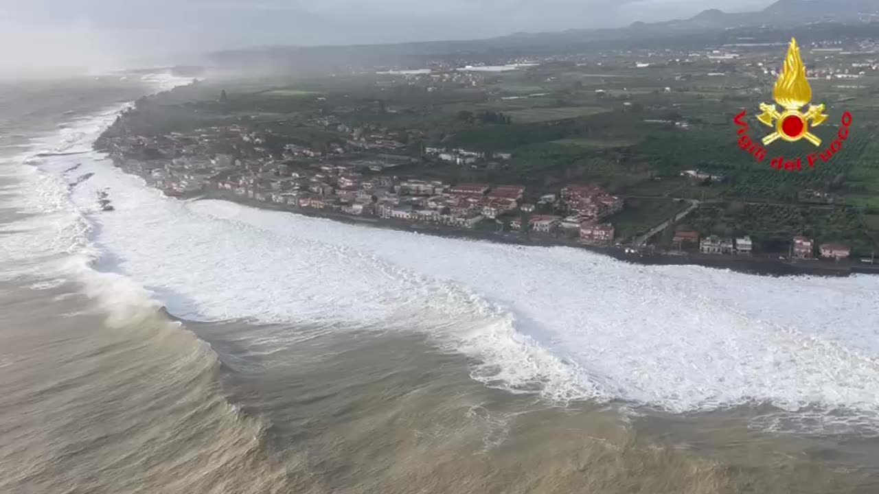 Mareggiata a Catania da elicottero VVFF
