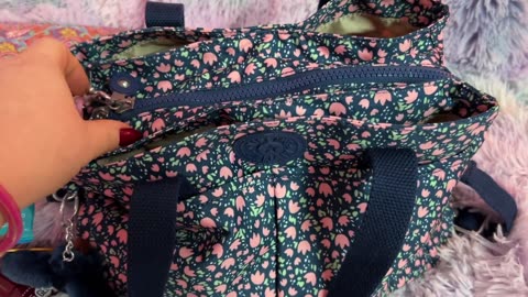 What's in my Kipling Kenzie Bag in Petite Petals.