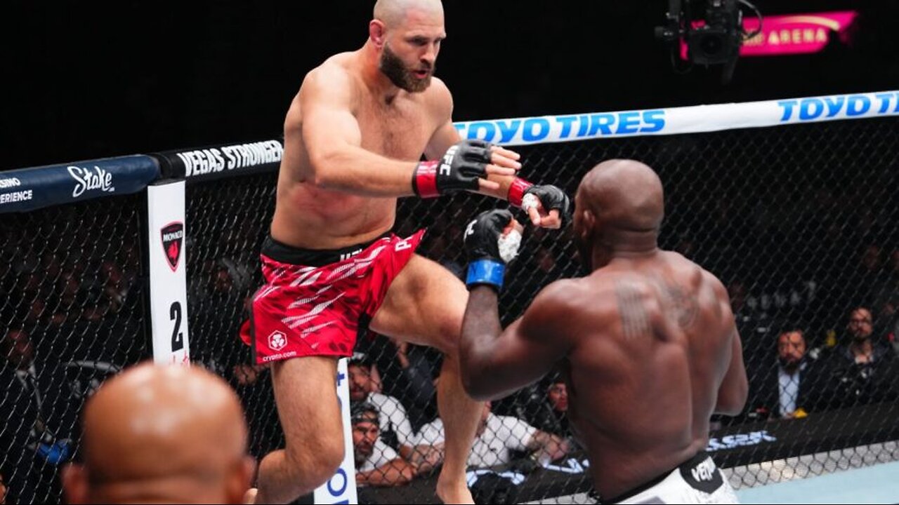 Jiri Prochazka SLEEPS Khalil Rountree with HUGE left hook!