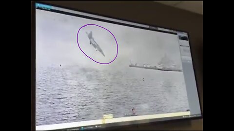 EA-18G-NAVY GROWLER🛩️🪂🛥️📸CRASHES IN SAN DIEGO BAY🪂💺🛩️⛴️💫