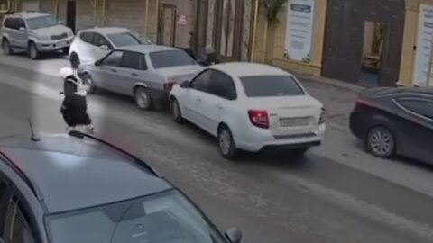 Una niña intenta cruzar la calle y provoca un accidente