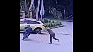 Le rompe el brazo con un palo a un joven en moto por hacer ruido