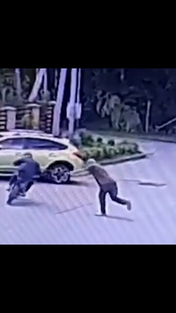 Le rompe el brazo con un palo a un joven en moto por hacer ruido