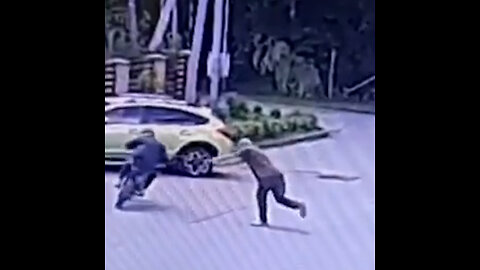 Le rompe el brazo con un palo a un joven en moto por hacer ruido