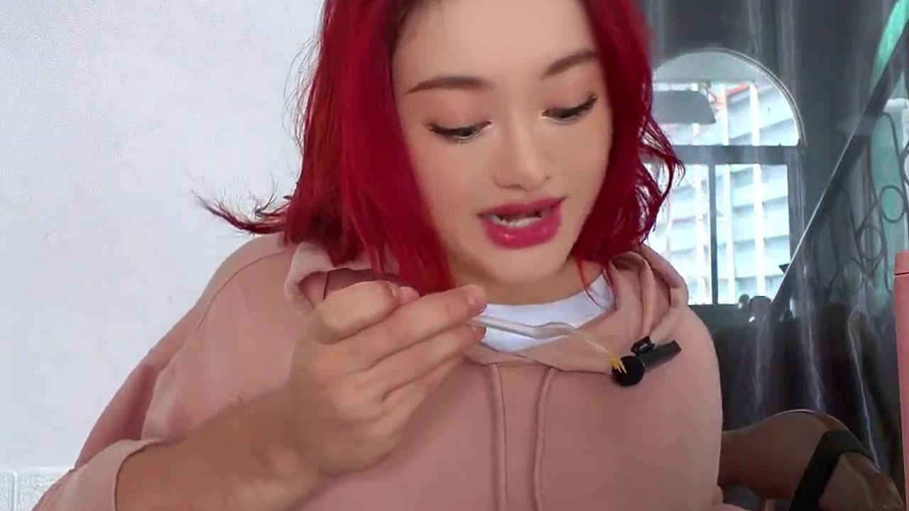 ลองยืมมือแฟนกินข้าวค่ะ Using my bf hand to eat _eatwithhands _couplecomedy _pearja _pearjarafael