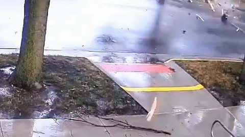 WHAT DESTROYED THAT TREE? A LIGHTNING OR A BOMB EXPLODED?