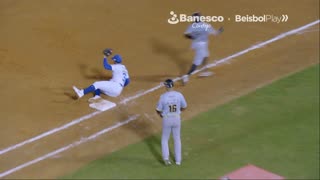 Andrelton Simmons sacando su chapa de bigleaguer