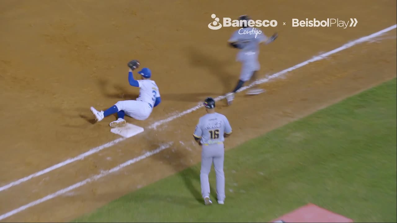 Andrelton Simmons sacando su chapa de bigleaguer