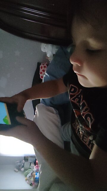 Mi bebita jugando super mario.