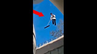 'Milagro' a la vista en China: una mujer de la limpieza caminando por el aire