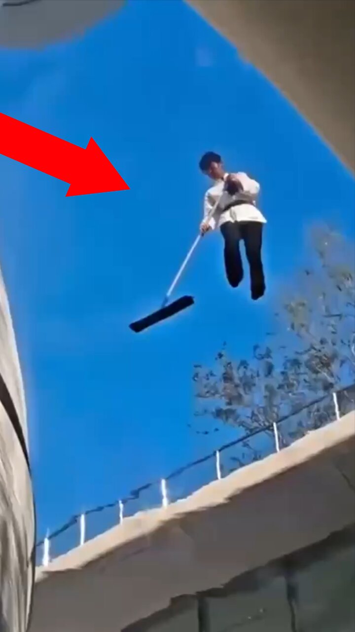 Milagro a la vista en China: una mujer de la limpieza caminando por el aire