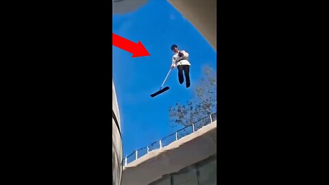 'Milagro' a la vista en China: una mujer de la limpieza caminando por el aire