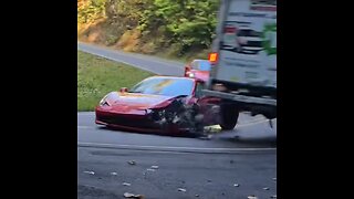Accidente de alto costo: Ferrari choca contra un camión