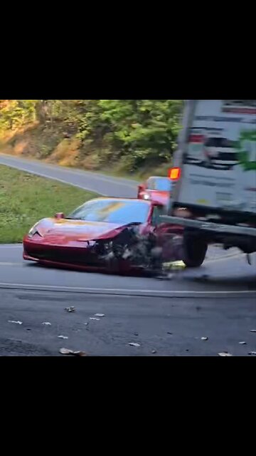 Accidente de alto costo: Ferrari choca contra un camión