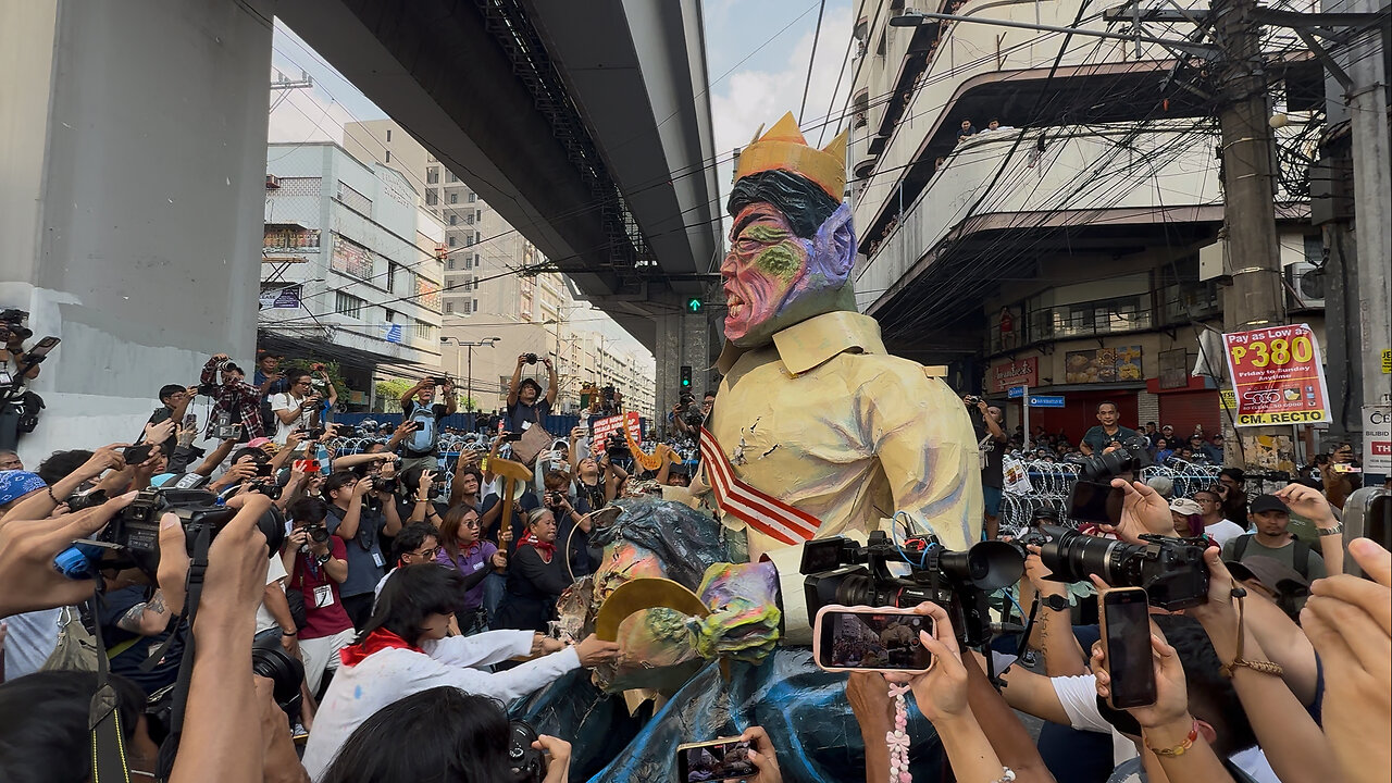 Anti-Corruption Protesters Stab Effigy of Philippine President & VP During Manila Protest