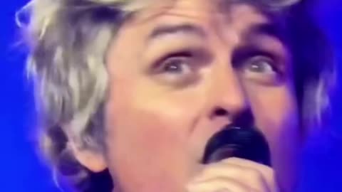 Super Bowl: Billy Joe Armstrong is THE AMERICAN IDIOT!