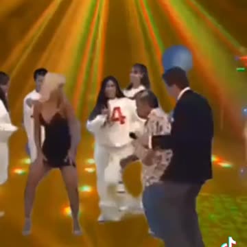 Homesick Silvio Santos has fun on stage with classic music from the 90s