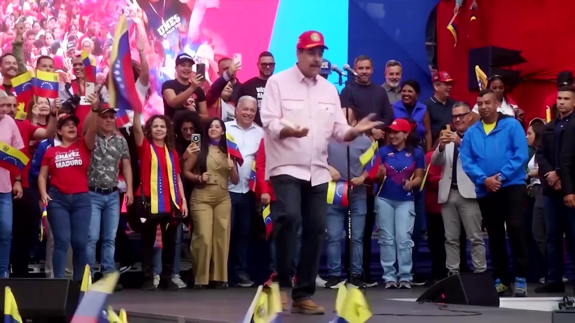 Venezuelas Maduro pledges loyalty to the people, then dances