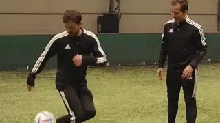 Breaking: Bernardo Silva learns freestyle trick in literal seconds...