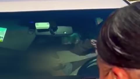 Brutal arresto por oficiales del ICE de un padre con síntomas de ataque epiléptico