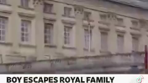 Young boy shown escaping Buckingham Palace