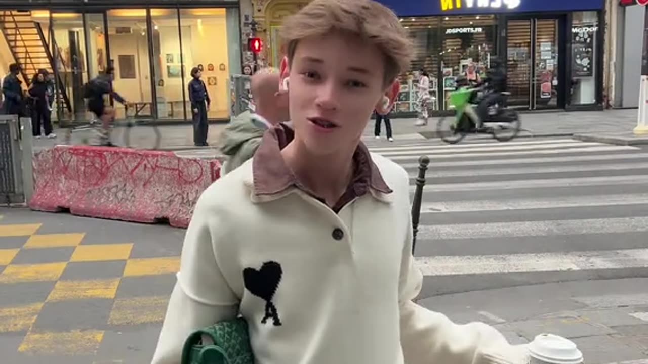 не наверное а миша_ traveled in Paris