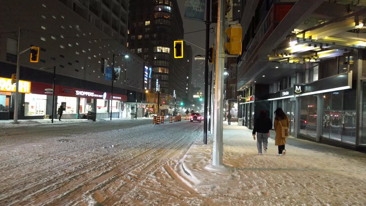 【4K】Snow is Coming! 🌨️ Toronto Night Yonge Street Winter Canada 🇨🇦