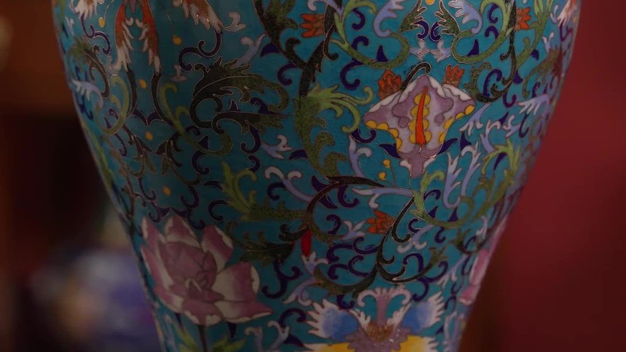 铜胎掐丝珐琅,诞生于元代,在明朝景泰年间达到鼎盛,因此得名景泰蓝。