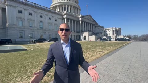 Rep. Jeffries (while standing completely alone) insists Democrats aren’t paying protesters