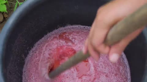 冰染始于北方寒冷地区，古人通过植物提取染料，做成了色彩斑斓的布料。