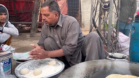 INDIAN STYLE ALOO SAAG PARATHA AT ROADSIDE _ IMRAN VEG BREAKFAST _ STREET FOOD PAKISTAN