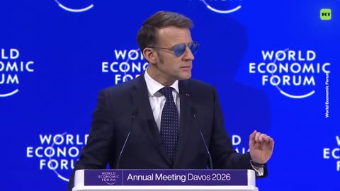 Hacen un regalo inesperado a Macron con dos de sus 'marcas'