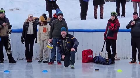 ¿Se les fue la olla? Juegan al curling con... ¡utensilios de cocina!
