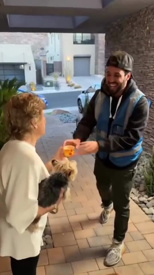 A este repartidor le han alegrado el día de trabajo