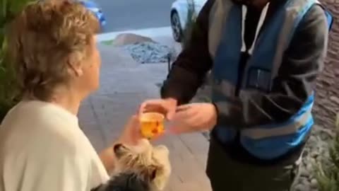 A este repartidor le han alegrado el día de trabajo