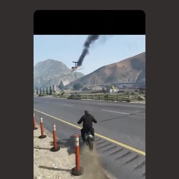 GTA - pilotando moto até o avião